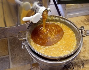 Lọc mật trước khi đóng chai