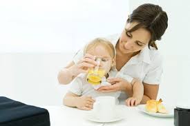 Không nên dùng mật ong với trẻ sơ sinh